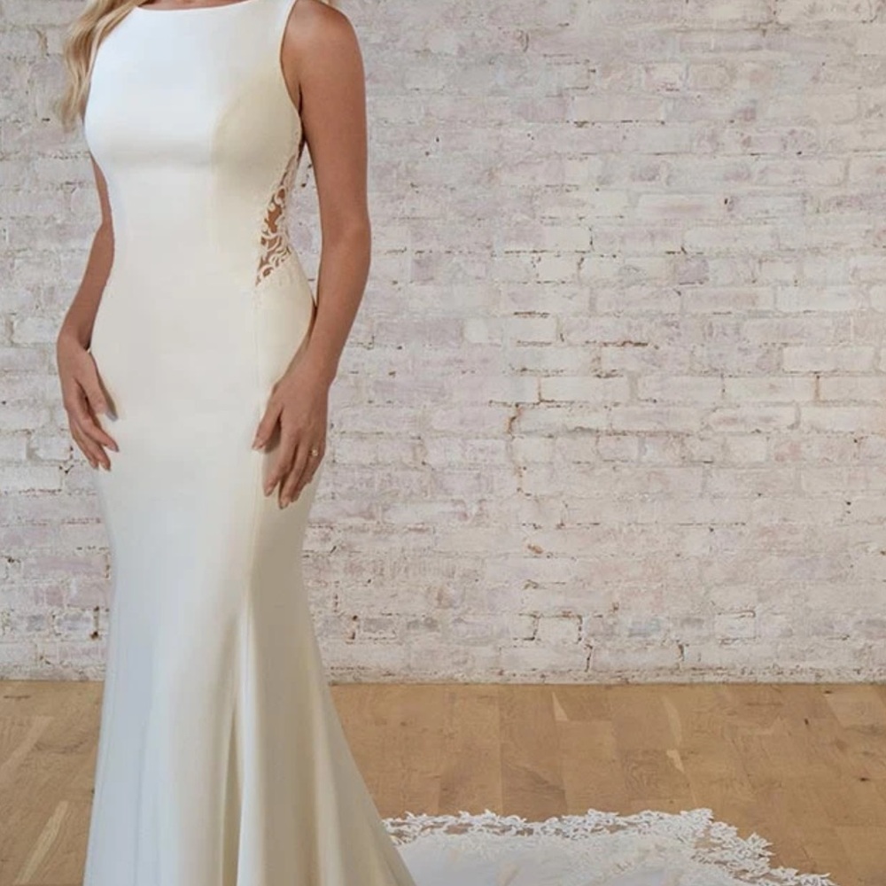 Stella York - Elegant White Lace-Back Dress